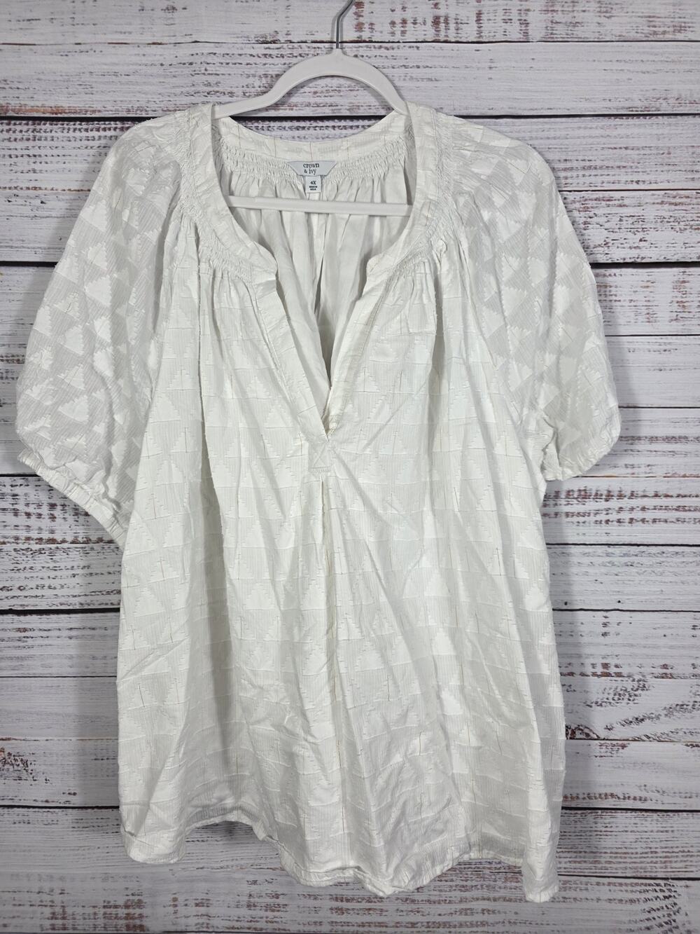 Crown & Ivy White Geometric Women's Plush Size 4x Blouse with Gold Specs